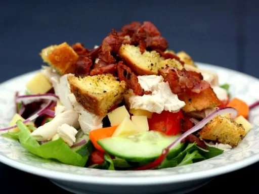 Salat mit Hähnchen, Bacon, Käse und hausgemachten Croutons