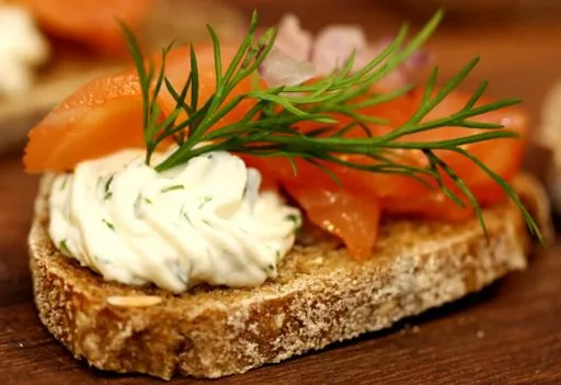 Canapé de salmón ahumado en frío con hierbas y queso crema