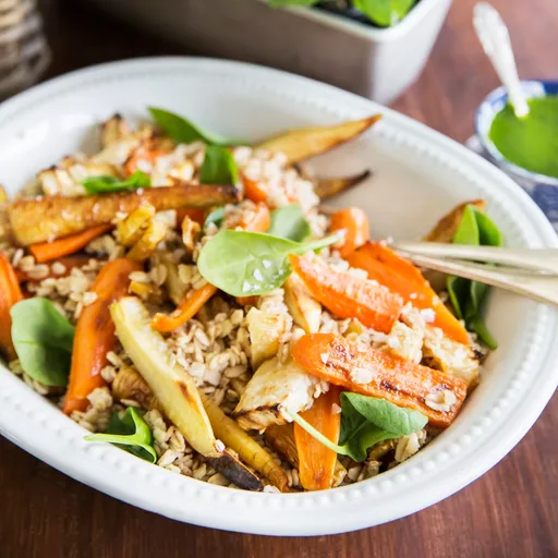 Rostade rotfrukter med mathavre och örtsalsa