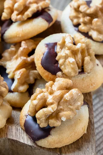 Weiche Marzipan Makronen mit Walnuss