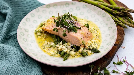 Espárragos mimosa con salmón al vapor
