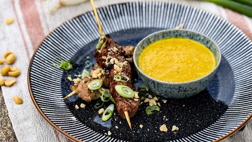 Grilované špízy s omáčkou satay