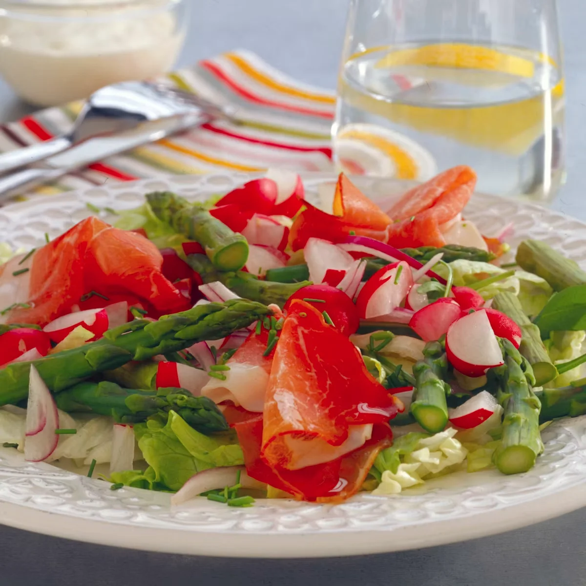 Spring salad with cold-smoked ham and radishes