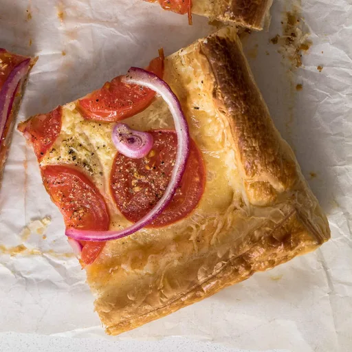 Tarta de hojaldre y tomate
