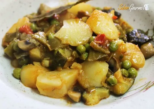 Patatas guisadas con verduras vegetarianas/veganas
