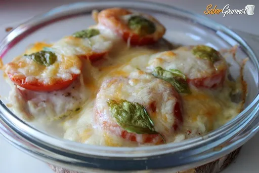 Pechuga de pollo al horno con tomate y queso