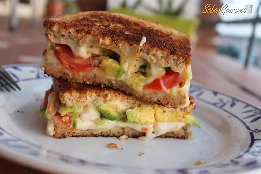 Sándwich de aguacate, queso y tomate