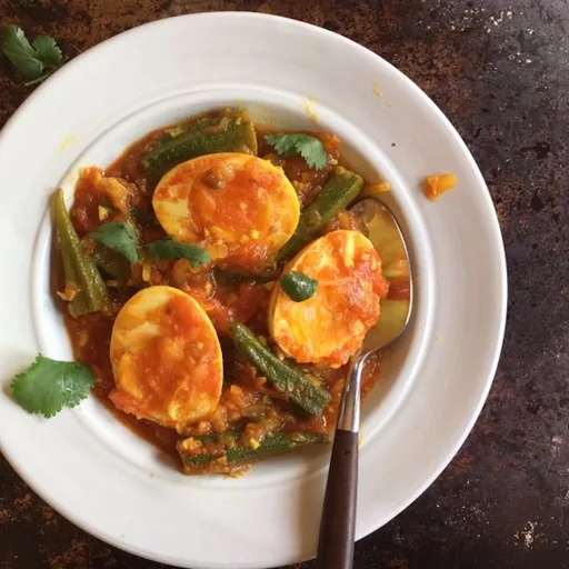 Curry de huevo y quimbombó
