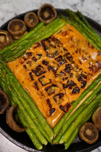 Salmón con mayonesa de Sriracha