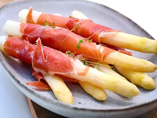 Grillede hvide asparges med serrano skinke