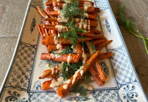 Zanahorias asadas, eneldo y nuoc cham cremoso