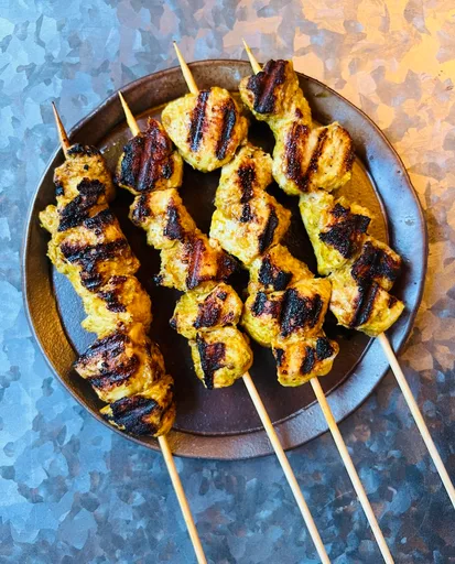 Brochetas de pollo tikka