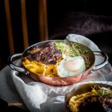 Costillas en olla a presión con puré de calabaza y coliflor a la mantequilla tostada