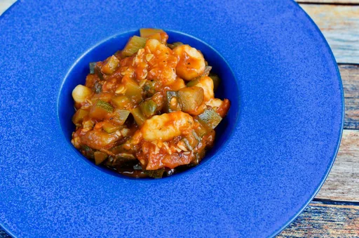 Ñoquis con anchoas y alcaparras