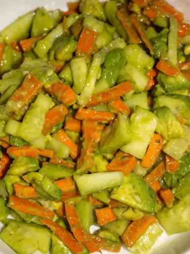 Ensalada de aguacate, pepino y zanahoria