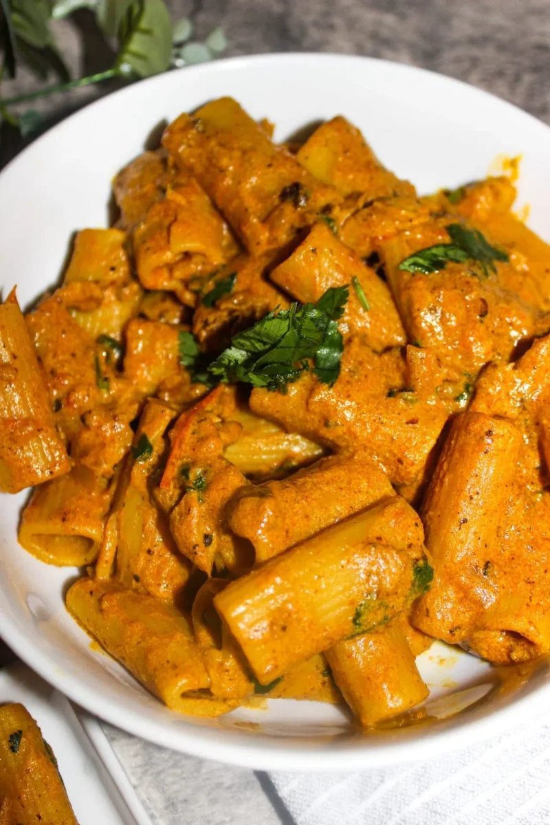 Pasta cremosa al curry con pollo