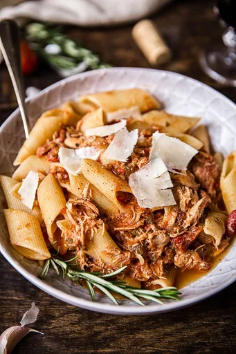 Pasta con ragú de pollo a la veneciana