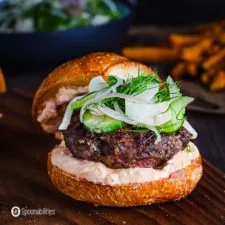 Hamburguesa de cordero especiada con ensalada de hinojo, pepino y apio