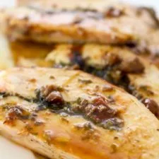 Pollo relleno de tomate seco, albahaca y tapenade de aceitunas negras