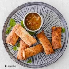 Rollitos de primavera de verduras con salsa asada de piña y habanero