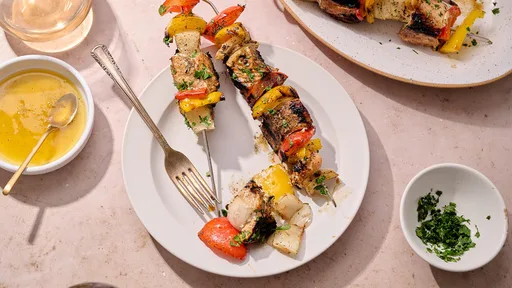 Brochetas de salmón glaseadas con miel y ajo