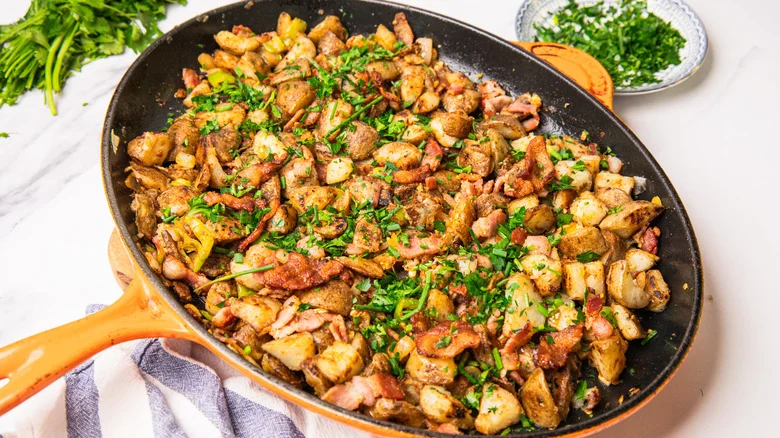 Patate alla cowboy in padella di ghisa