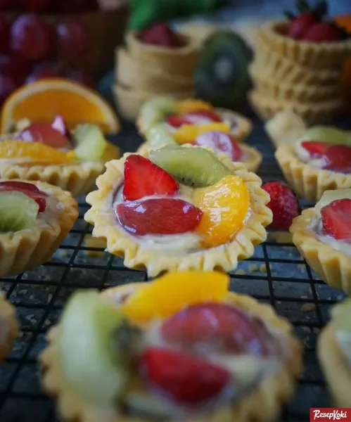 Mini fruit tartlets with pastry cream