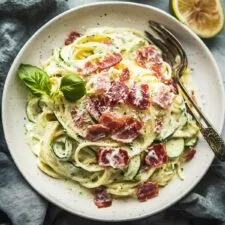 Receta de pasta cremosa con calabacín y bacón