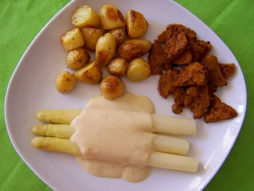 Espárragos con salsa bechamel