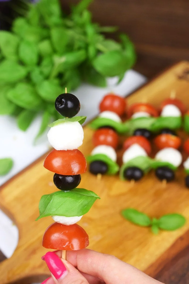 Koreczki z mozzarellą, oliwkami i pomidorkami