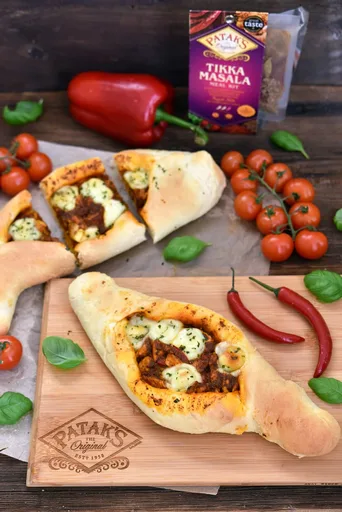 Pide z kurczakiem Tikka Masala