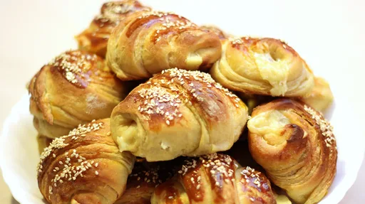 Croissants con jamón y queso