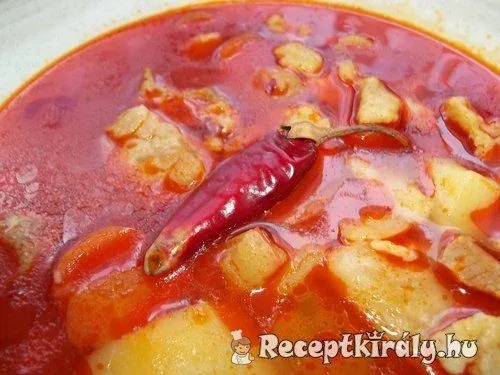 Sopa gulash al vino tinto con chile y ñoquis húngaros