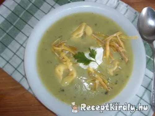 Zöldborsó-krémleves sonkás tortellinivel