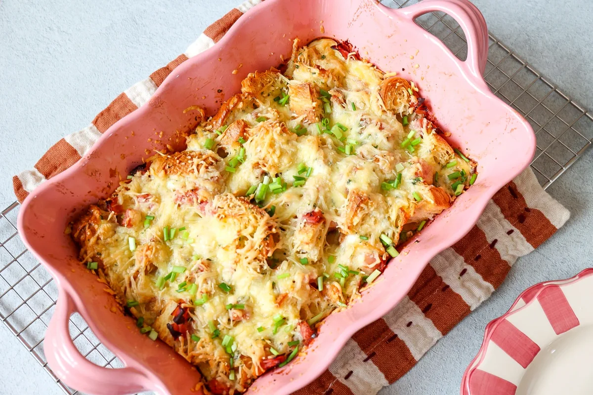 Croissant broodpudding met ham en kaas