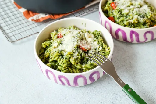 Pasta en una sola sartén con espinacas