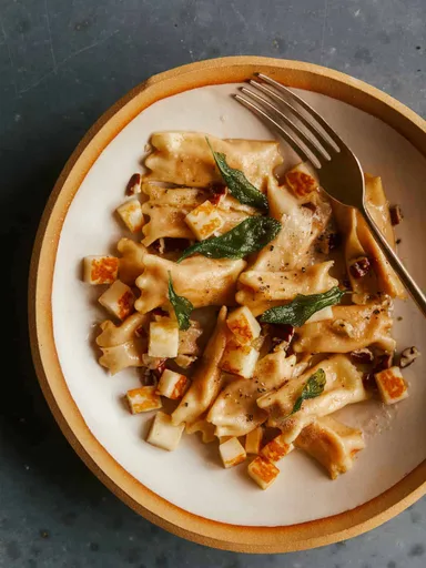 Agnolotti cremosos de patata dulce (con halloumi, nueces pecanas y salvia frita)