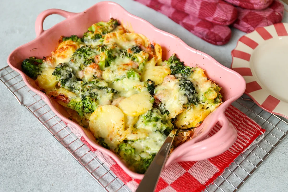 Auflauf mit Kartoffeln, Brokkoli und Schinken