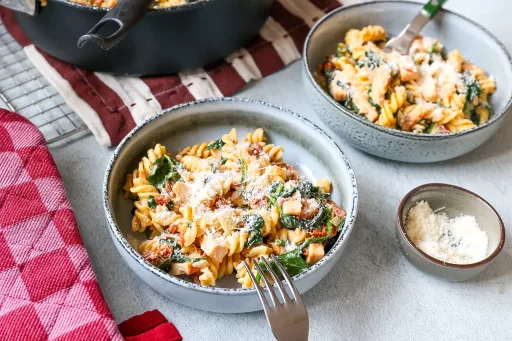 Pasta con espinacas y tomates secos