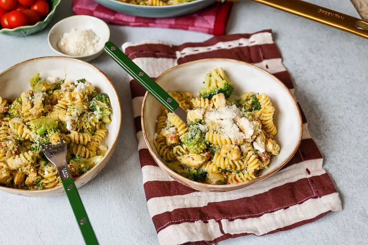 Pesto-Pasta mit Brokkoli und Hähnchen