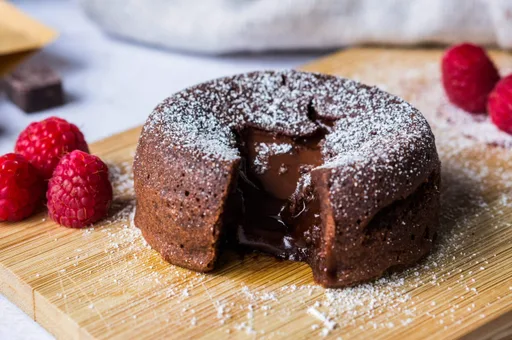 Bizcocho de chocolate fundido con corazón líquido