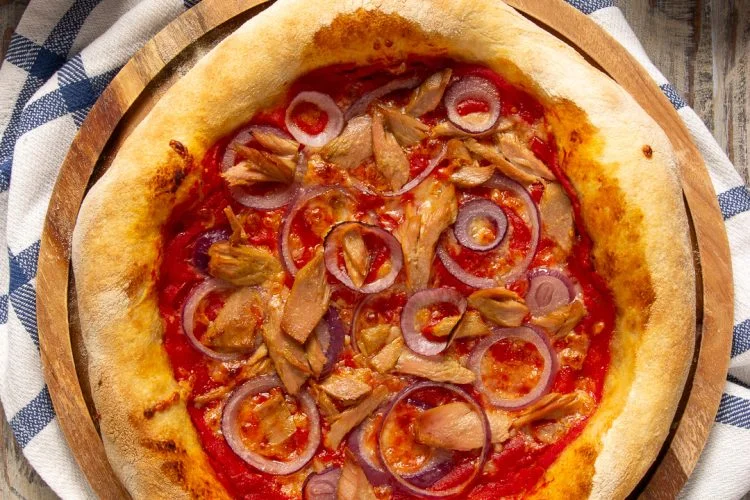 Tuna and onion pizza