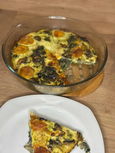 Huevos al horno con espinacas y champiñones