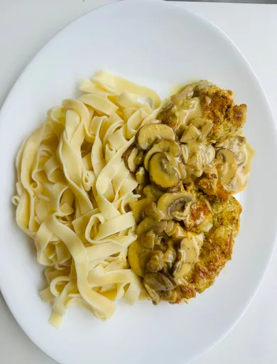 Tagliatelles con pollo y champiñones en salsa cremosa