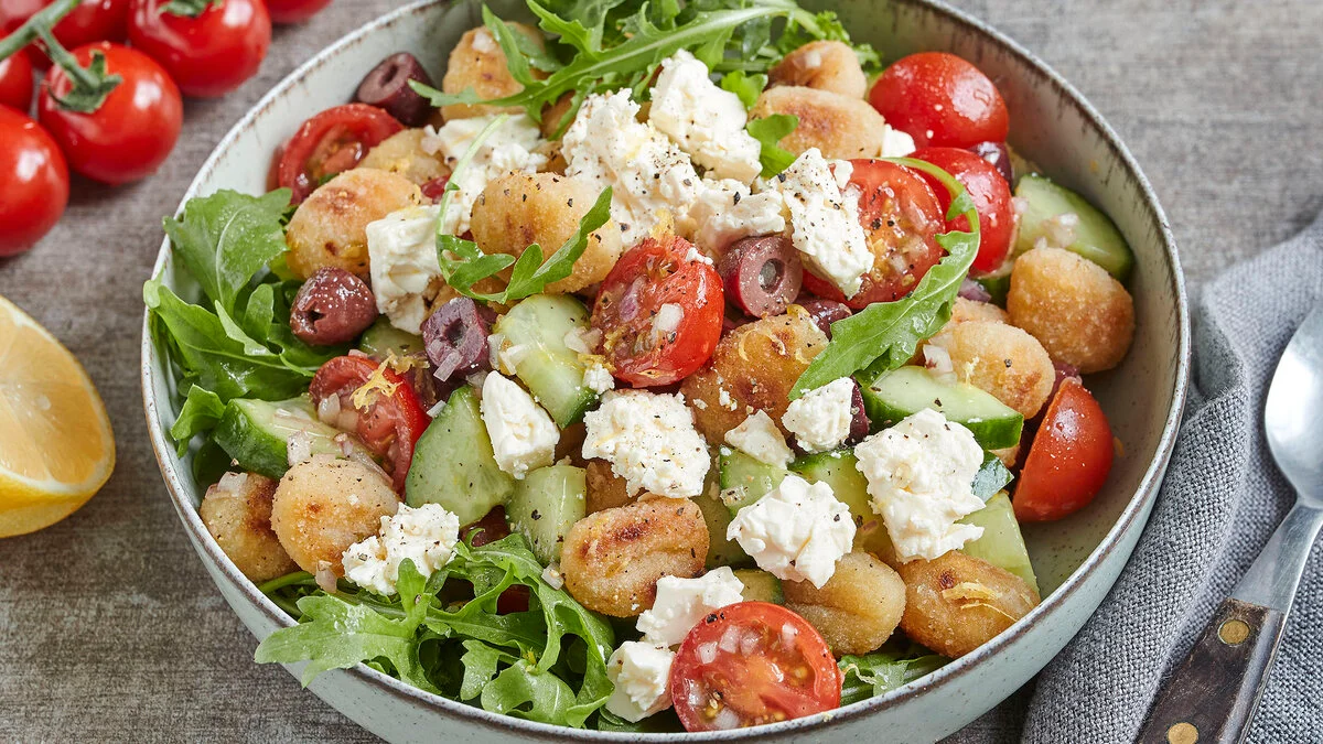 Gnocchi Salat mit Feta – geniales Blitzrezept!