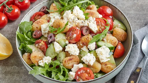 Ensalada de ñoquis con feta – ¡una receta exprés genial!