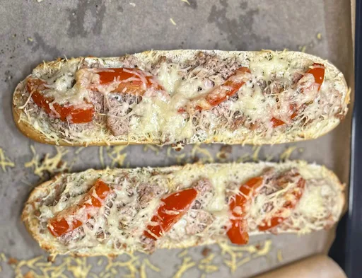 Recette Express : Pain Gratiné (Thon, Boursin, Tomate)