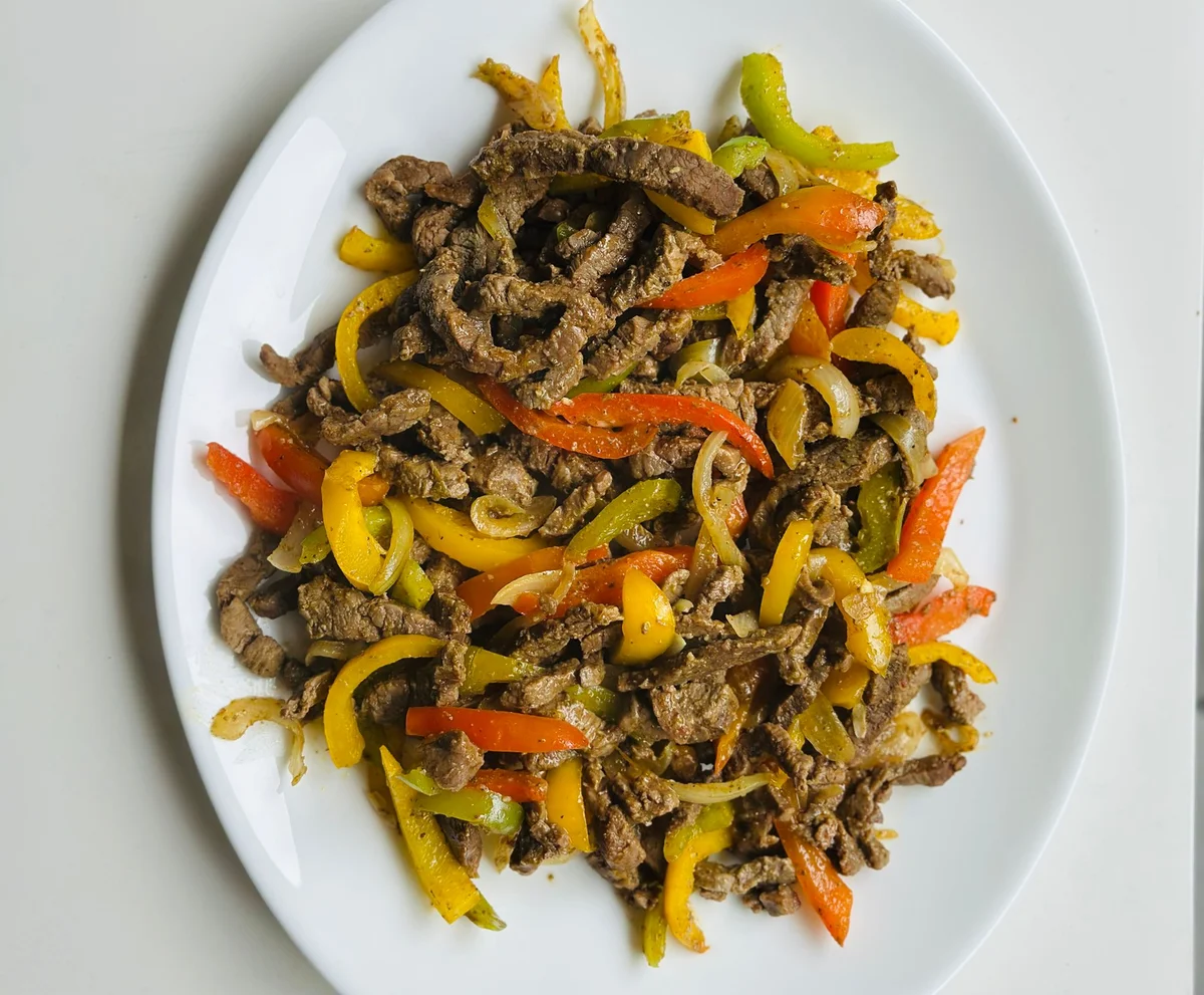 Recette Rapide : Émincé de Bœuf aux Poivrons Tricolores