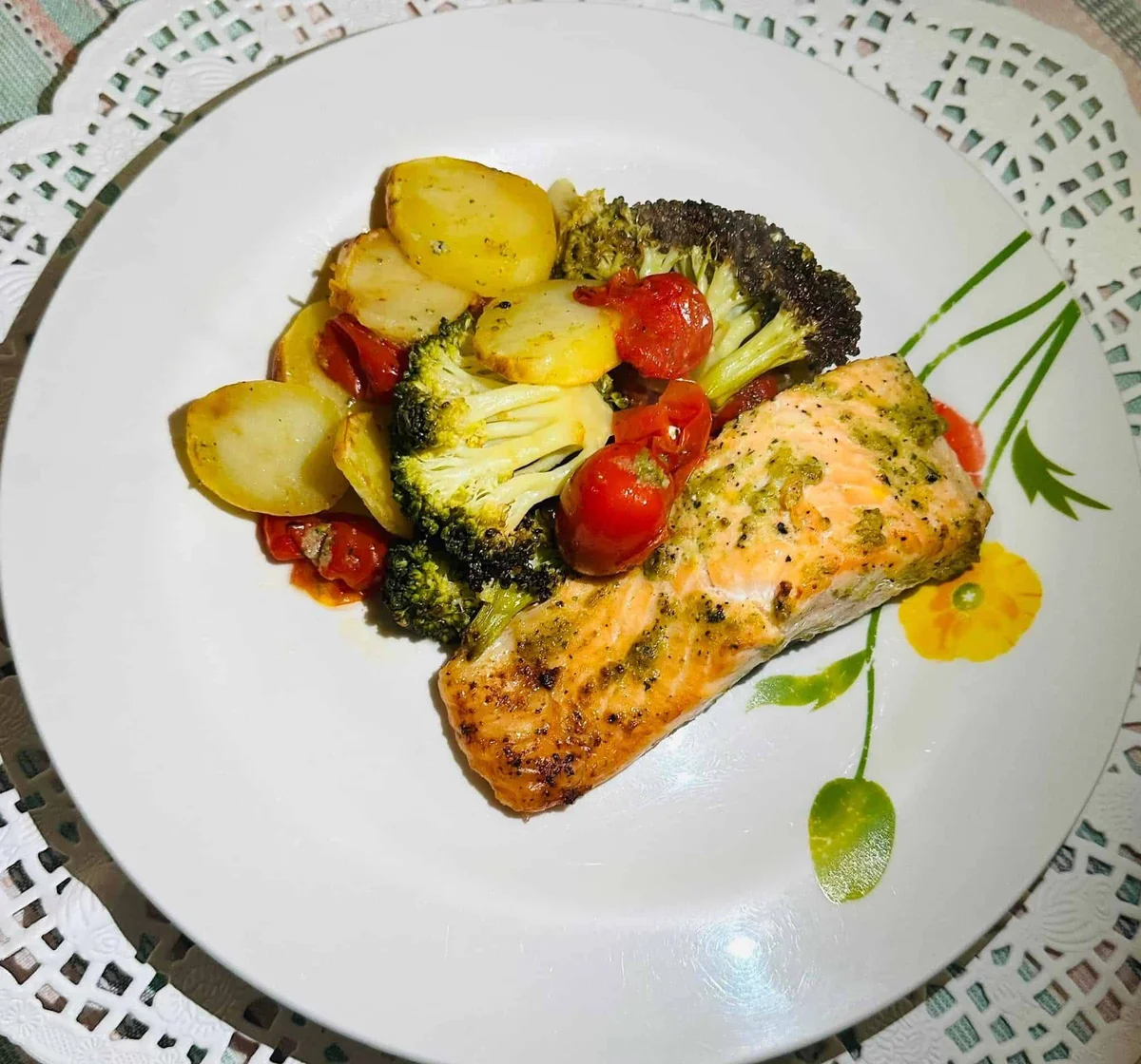 Saumon et légumes rôtis : la recette express qui régale sans effort
