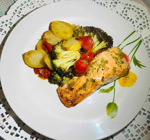 Salmón y verduras asadas: la receta exprés que triunfa sin esfuerzo